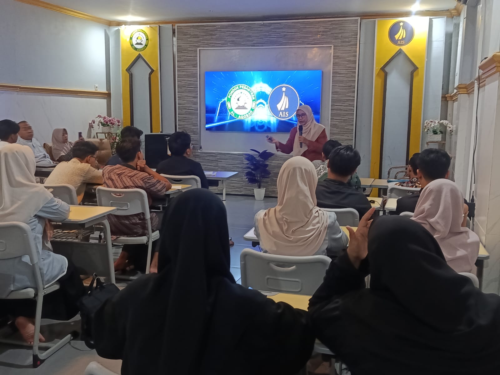 Socia Academia Bekali Guru dan Santri AIS Jombang Keterampilan Academic Writing dan Publikasi Ilmiah